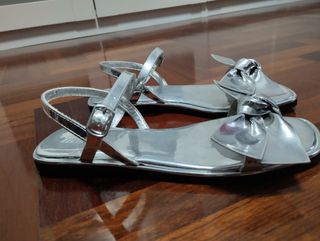 Sandalias plateadas con lazo