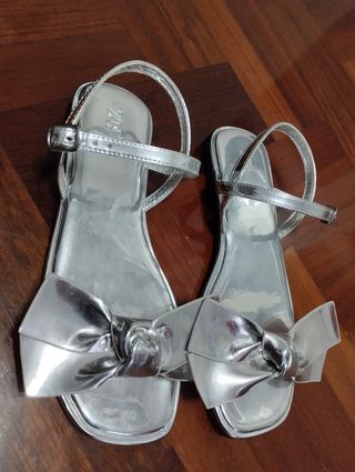 Sandalias plateadas con lazo