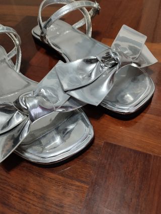Sandalias plateadas con lazo