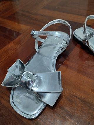 Sandalias plateadas con lazo