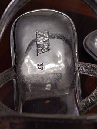 Sandalias plateadas con lazo