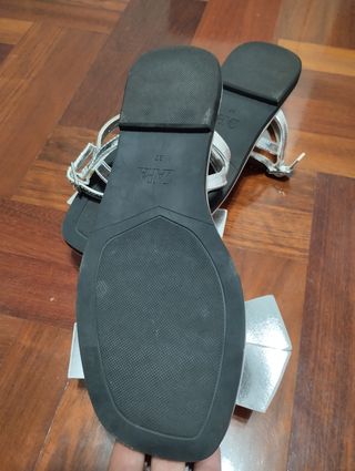 Sandalias plateadas con lazo