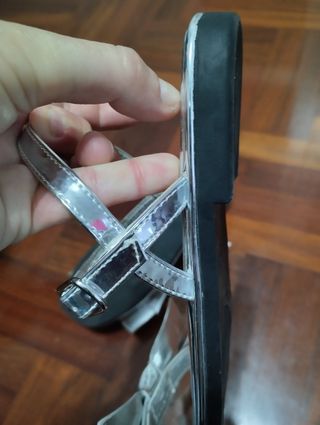 Sandalias plateadas con lazo