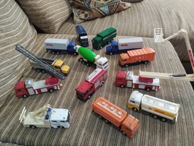 Lote de 13 camiones de juguete