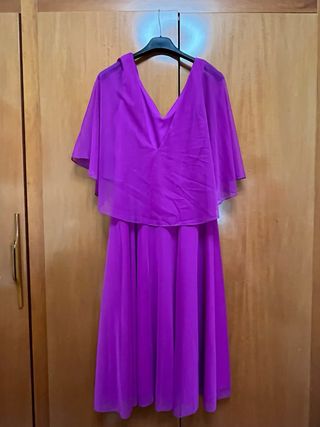 Vestido morado elegante con pedrería