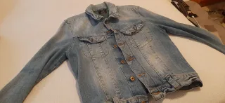 Cazadora vaquera Lee hombre azul. Queda ajunstada.