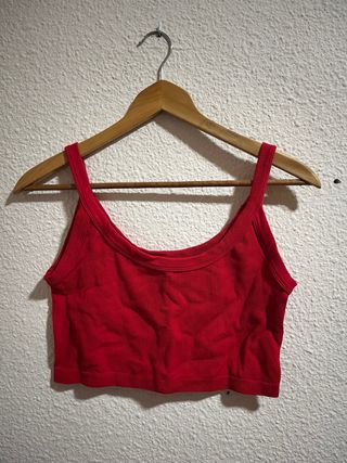Top rojo de tirantes