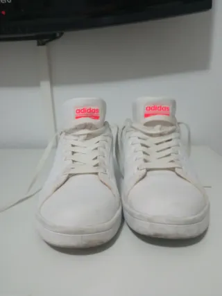 Zapatillas Adidas Blancas y Rosas.