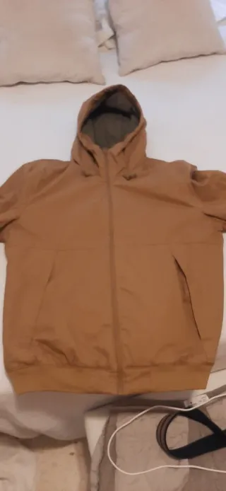 Chaqueta hombre marrón y verde. Queda ajustado.