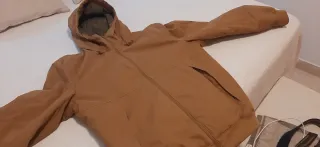 Chaqueta hombre marrón y verde. Queda ajustado.