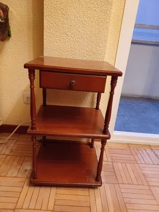 Mesita auxiliar de madera con cajón y ruedas