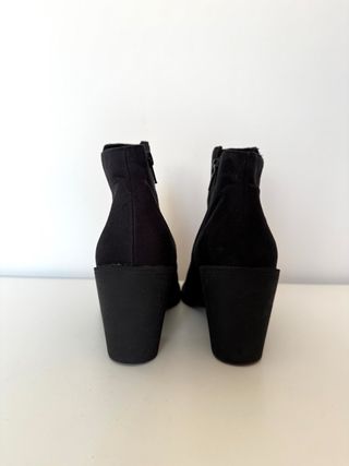 Botines negros de tacón