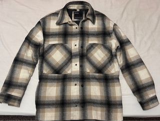 Chaqueta Bershka cuadros beige y negro