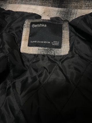 Chaqueta Bershka cuadros beige y negro