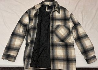 Chaqueta Bershka cuadros beige y negro