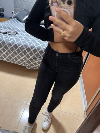 Tejanos negros ajustados con tira de brillo 