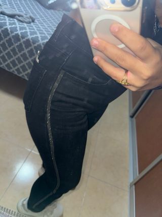 Tejanos negros ajustados con tira de brillo 
