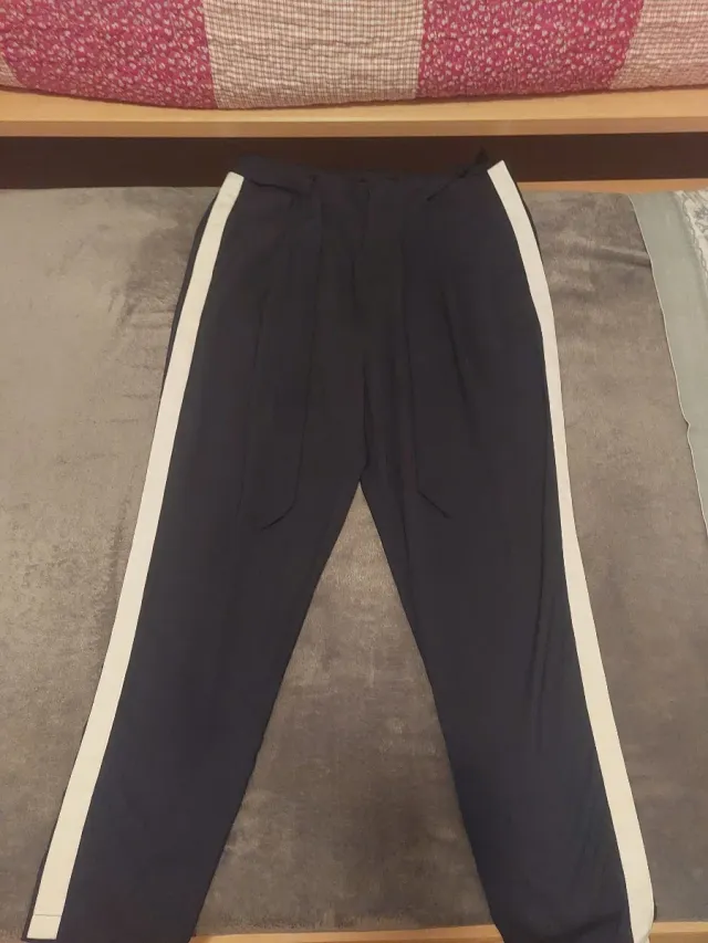 Pantalón azul marino con raya blanca