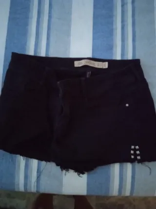 Pantalón corto vaquero negro desgastado