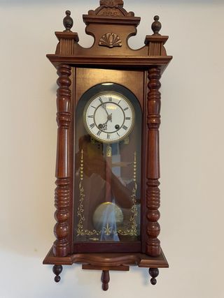 Reloj de pared de madera