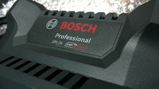 Cargador Bosch Professional 18V 2A