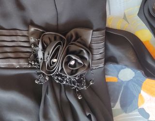 Elegante vestido negro de tirantes para eventos