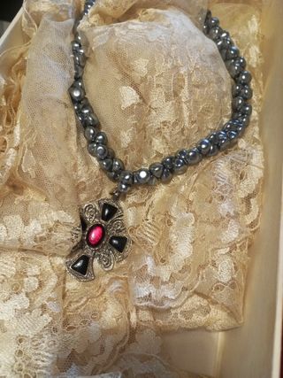 Collar antiguo con colgante cruz