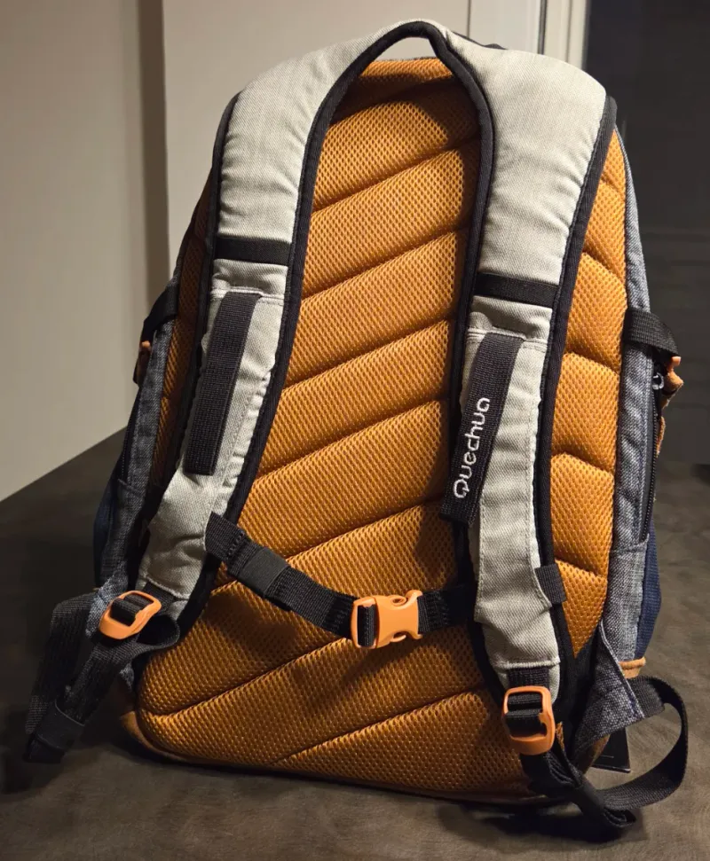 Zaino Quechua Decathlon 22L Grigio/Blu/Marrone di seconda mano per