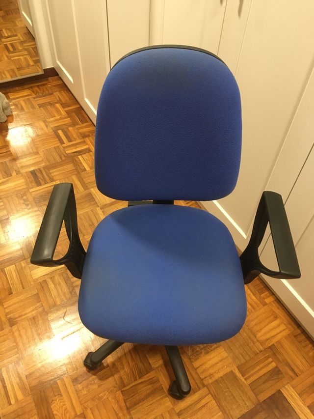 Silla de escritorio azul y negra