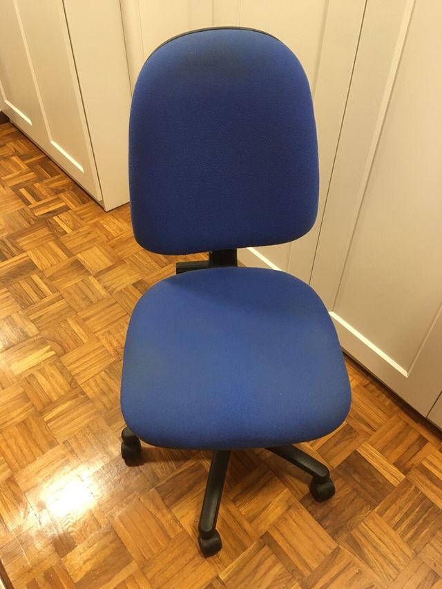 Silla de escritorio azul y negra