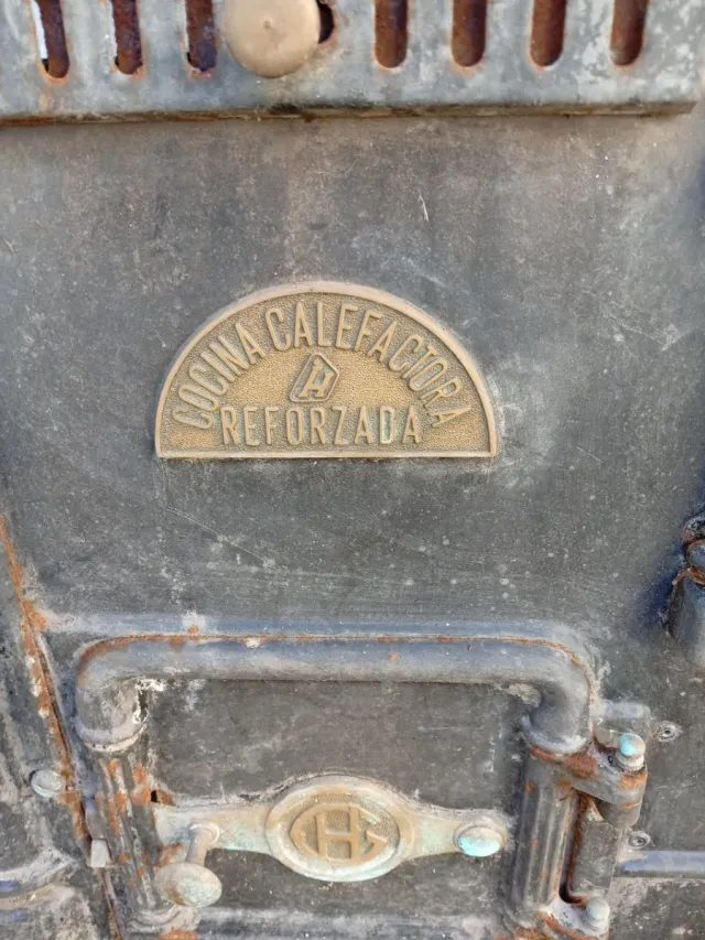 Cocina de leña reforzada antigua