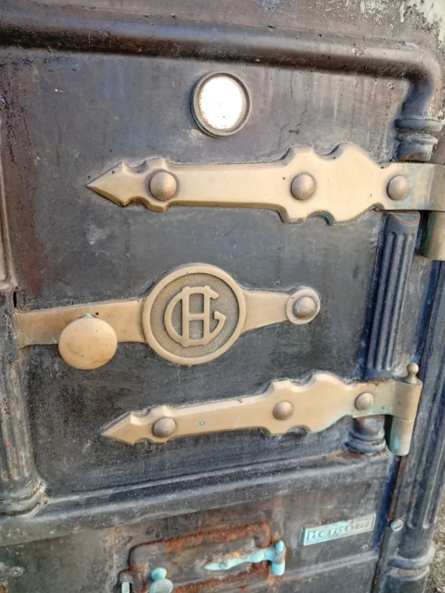 Cocina de leña reforzada antigua