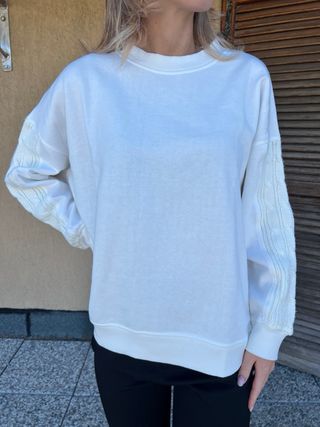 Felpa panna con maniche a treccia