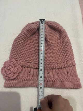 Gorro lana de punto rosa con flor tejida crochet