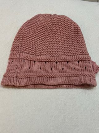 Gorro lana de punto rosa con flor tejida crochet