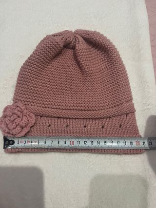 Gorro lana de punto rosa con flor tejida crochet