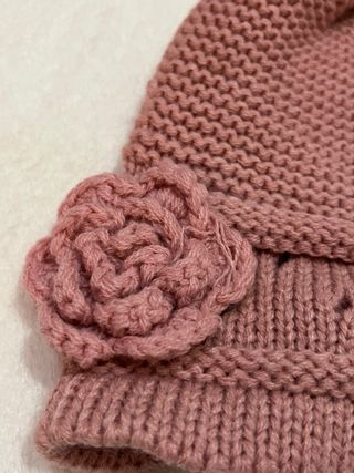 Gorro lana de punto rosa con flor tejida crochet