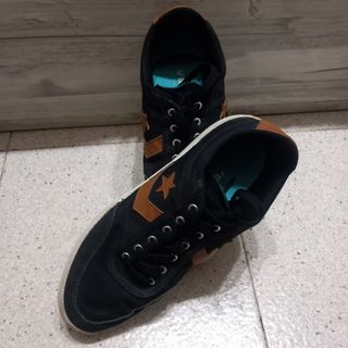 Zapatillas Converse Negras y Marrones