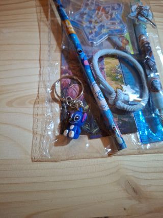 Pack azul de papelería: boli, lápiz, llavero Stitc
