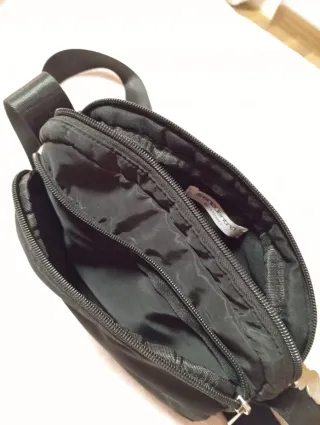 Bolso negro ajustable.