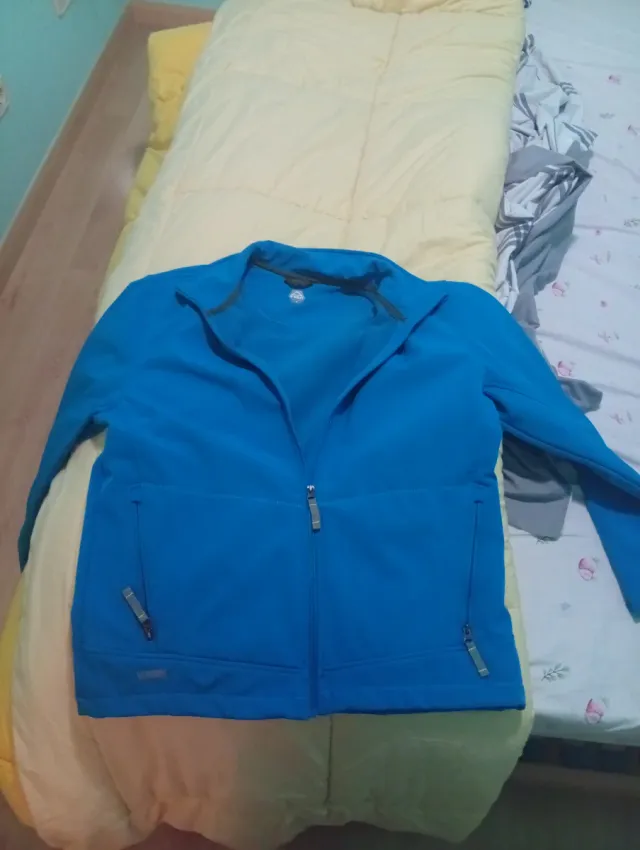 Chaqueta azul talla M pero equivale a L