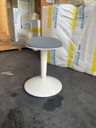 Taburete regulable IKEA blanco/gris.

