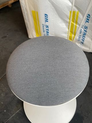 Taburete regulable IKEA blanco/gris.

