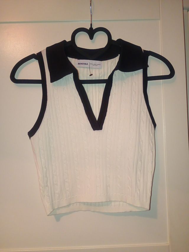 Top Bershka blanco y negro