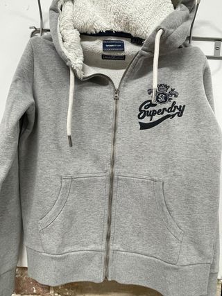 Sudadera Superdry gris con capucha borreguito