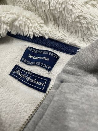 Sudadera Superdry gris con capucha borreguito