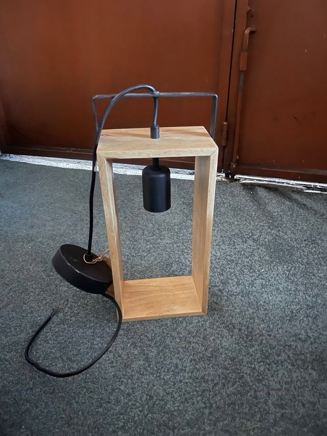 Candeeiro de mesa madeira e metal