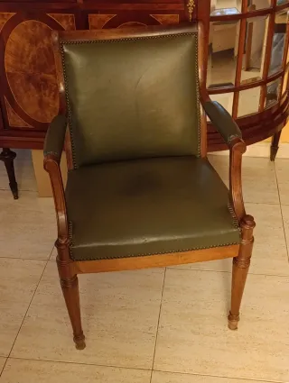 Sillón Clásico Cuero Verde y Madera