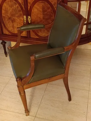 Sillón Clásico Cuero Verde y Madera