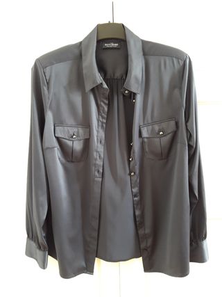 Blusa azul marino, CyA